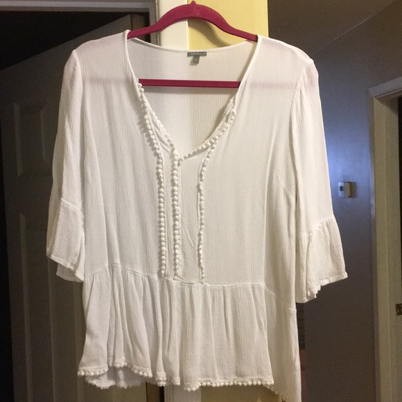 Adorable white top - Picture 1 of 4